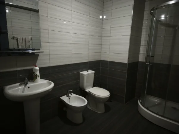 Tirane, jepet me qera Apartament 1+1, Kati 3, 65 m², Çmimi 40.000 Lekë të Reja, tek Terminali, Kthesa Kamzës,Tirane.