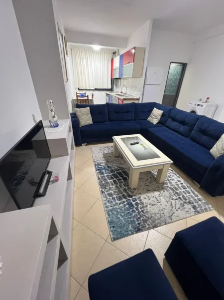 Tirane, jepet me qera apartament 1+1 Kati 2, 70 m² 400 € (Rruga 5 Maj)