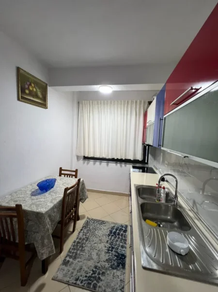 Tirane, jepet me qera apartament 1+1 Kati 2, 70 m² 400 € (Rruga 5 Maj)