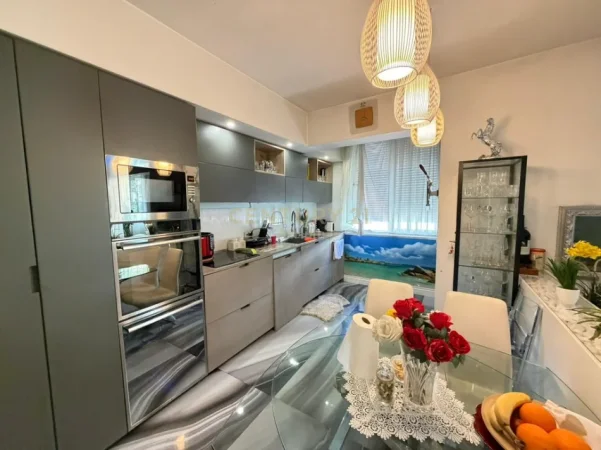 Tirane, shitet apartament 3+1+Ballkon Kati 2, 116 m² 300.000 € 