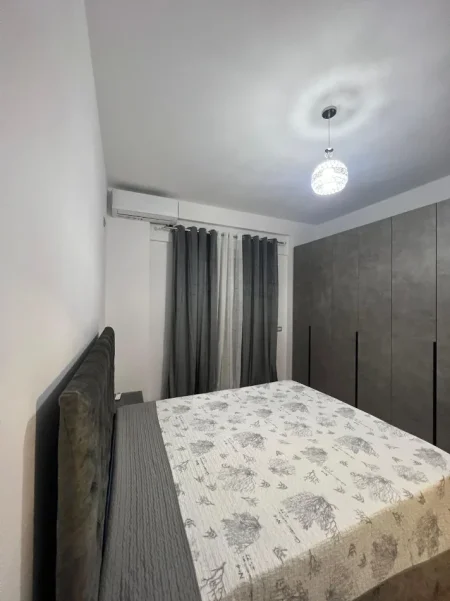 Tirane, jepet me qera apartament 1+1 Kati 8, 88 m² 600 € (Rruga Hamdi Sina Liqeni i Thate)