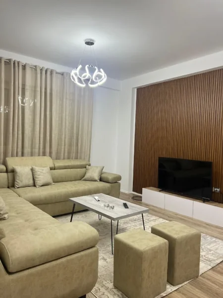 Tirane, jepet me qera apartament 1+1 Kati 8, 88 m² 600 € (Rruga Hamdi Sina Liqeni i Thate)