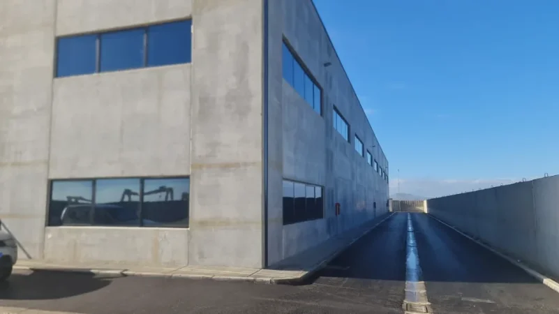 Durres, jepet me qera magazine Kati 0, 2.400 m² 6.000 € (Porto Romano)