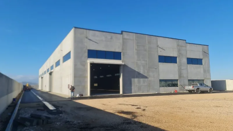 Durres, jepet me qera magazine Kati 0, 2.400 m² 6.000 € (Porto Romano)