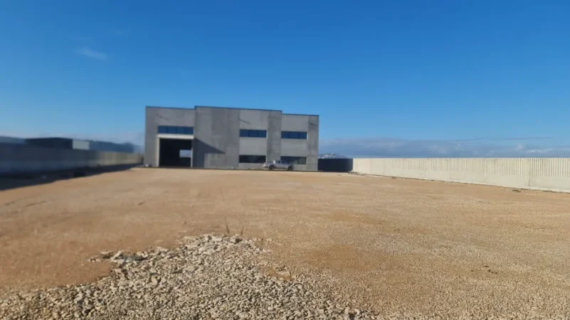 Durres, jepet me qera magazine Kati 0, 2.400 m² 6.000 € (Porto Romano)