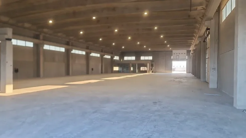 Durres, jepet me qera magazine Kati 0, 2.400 m² 6.000 € (Porto Romano)