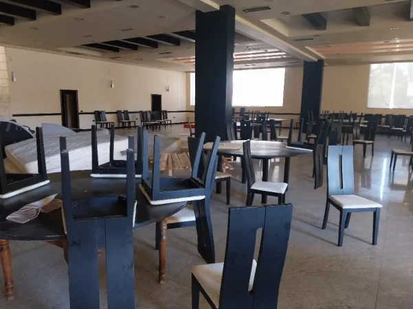 Durres, shes aksesore OKAZION. MBYLLET HOTEL GOLEM. SHITEN 17 TAVOLINA DRURI RRUMBULLAKE PËR 8 - 10 PERSONA.