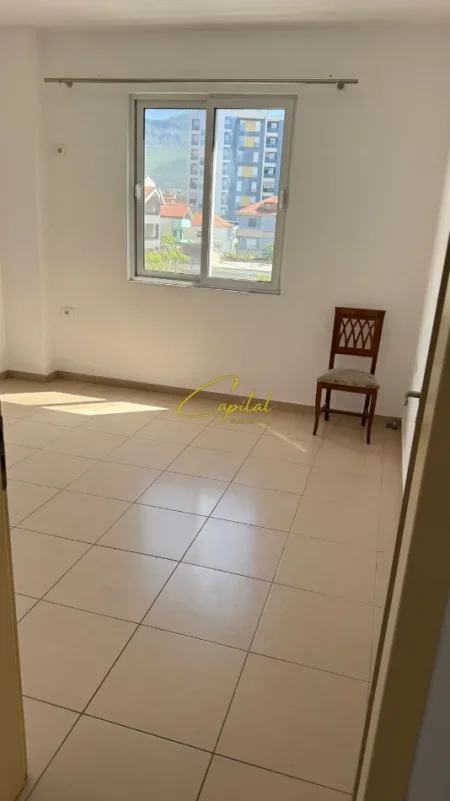 Tirane, jepet me qera apartament 1+1 Kati 2, 350 m² 350 € (5 MAJI)