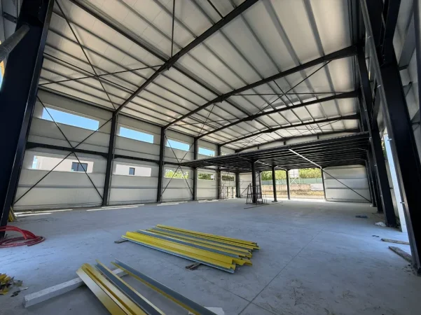 Tirane, jepet me qera magazine Kati 2, 1.300 m² 3.800 € (PRUSH)
