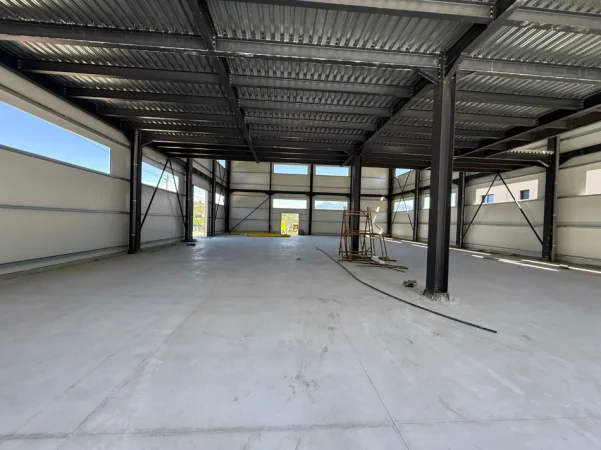 Tirane, jepet me qera magazine Kati 2, 1.300 m² 3.800 € (PRUSH)