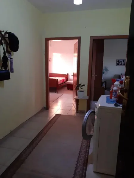 Tirane, jepet me qera apartament 1+1 Kati 4, 70 m² 350 € (Ali Dem prane Kryegjyshates)