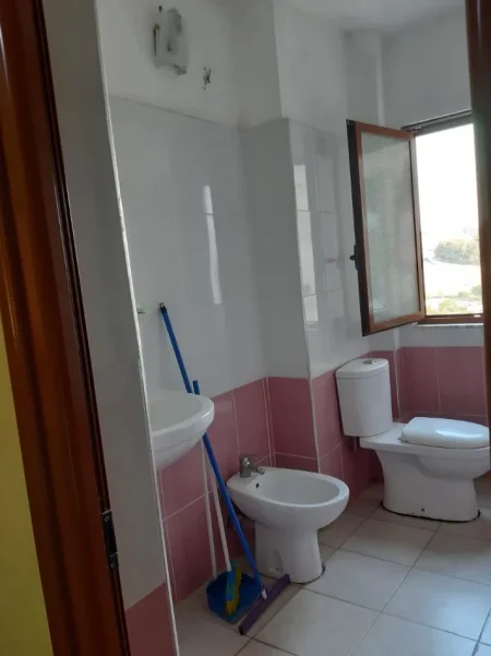 Tirane, jepet me qera apartament 1+1 Kati 4, 70 m² 350 € (Ali Dem prane Kryegjyshates)