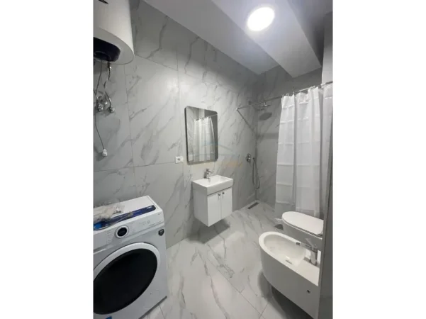 Tirane, jepet me qera apartament 1+1+Ballkon Kati 6, 62 m² 400 € (Kompleksi Kaimi)