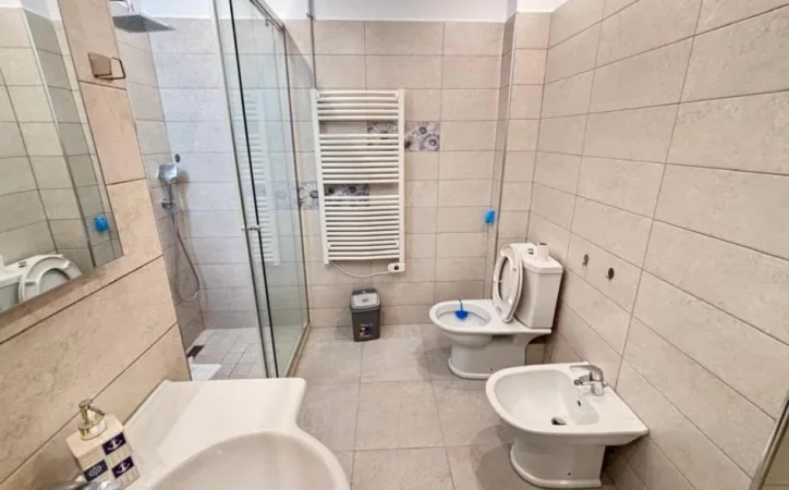 Apartament 3+1 Modern Pranë Qendrës Jepet me qira apartament me sipërfaqe 100m², i rimobiluar në mënyrë bashkëkohore dhe i organizuar deri në detaj.