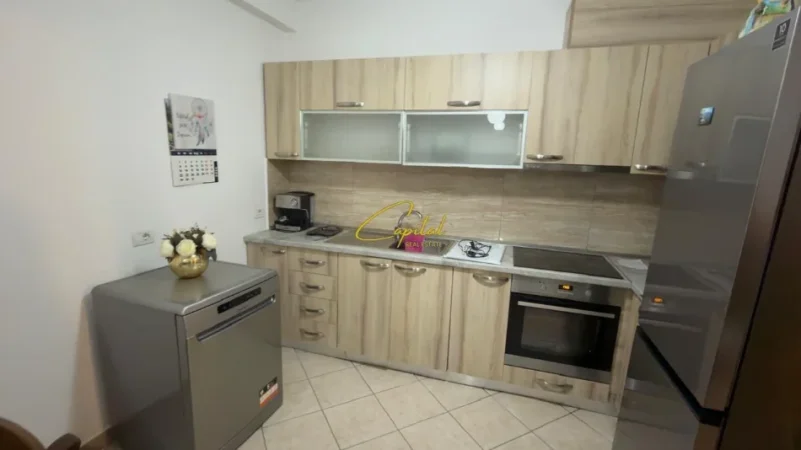 Tirane, jepet me qera apartament 1+1 Kati 2, 50 m² 450 € (ISH PARKU)