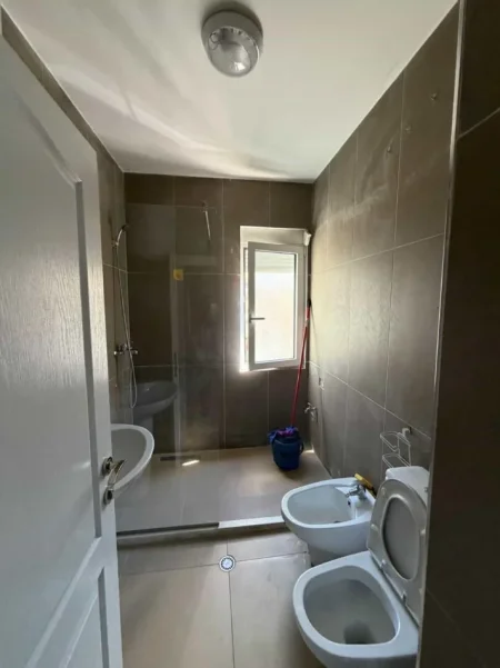 Tirane, jepet me qera apartament 2+1 Kati 5, 100 m² 550 € (PRANE BAR ARTISTI)