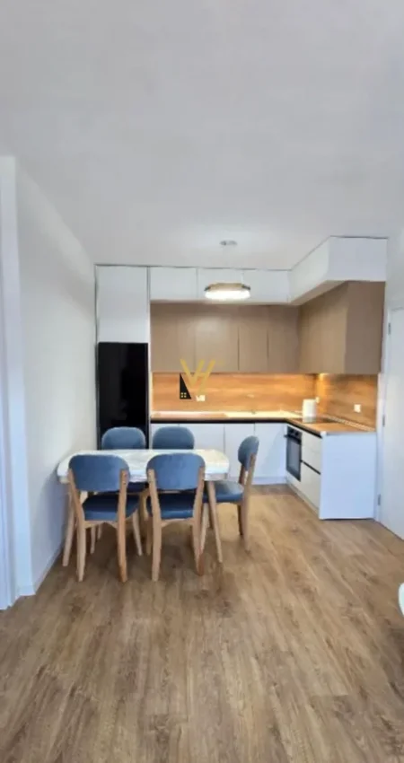 Tirane, jepet me qera apartament 2+1+Ballkon Kati 8, 125 m² 620 € (UNIVERS CITY)
