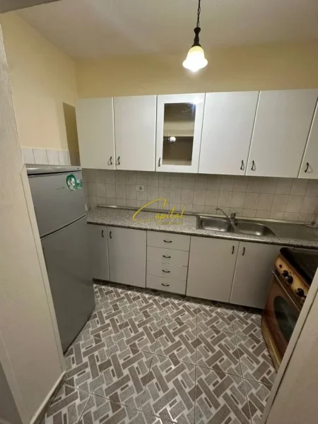 Tirane, jepet me qera apartament 3+1 Kati 4, 90 m² 600 € (BULEVARDI ZOGU I)
