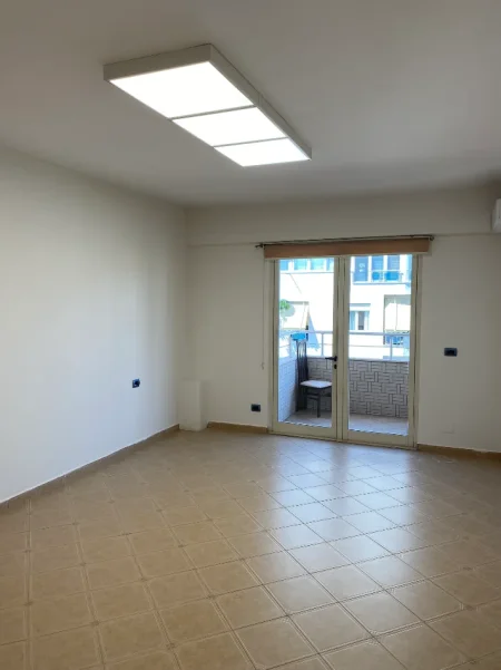 Tirane, jepet me qera zyre Kati 8, 70 m² 600 € (Drejtoria e Policise)