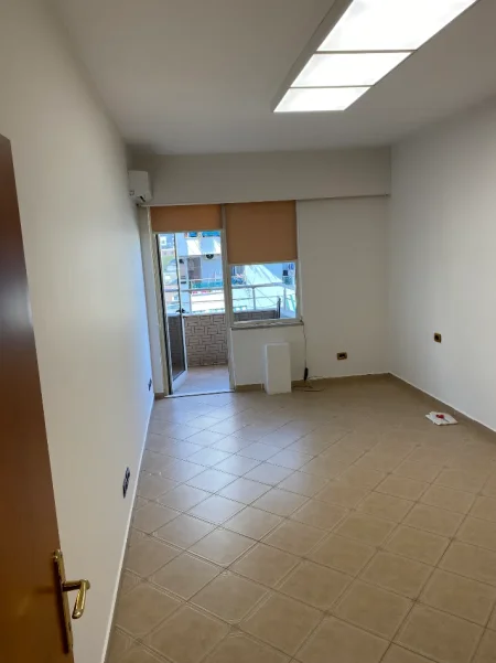 Tirane, jepet me qera zyre Kati 8, 70 m² 600 € (Drejtoria e Policise)