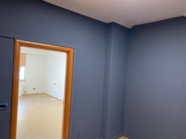Tirane, jepet me qera zyre Kati 8, 70 m² 600 € (Drejtoria e Policise)