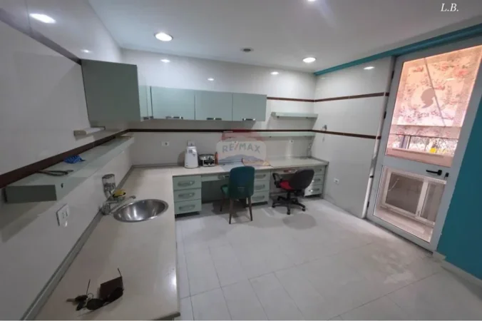 Tirane, jepet me qera ambjent biznesi Kati 1, 87 m² 1.000 € (komune e Parisit)