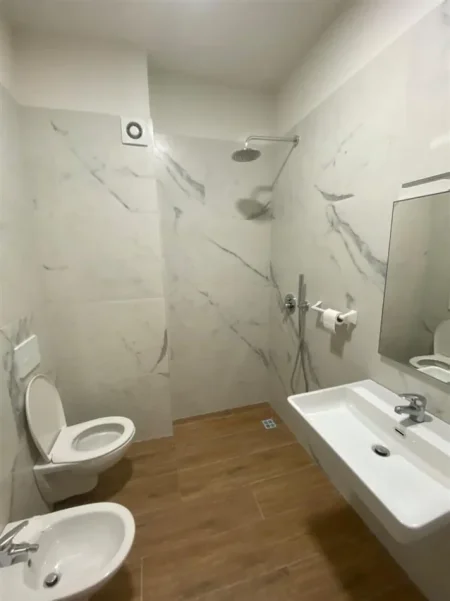 Tirane, jepet me qera zyre Kati 2, 93 m² 1.000 € (LIQENI ARTIFICIAL)
