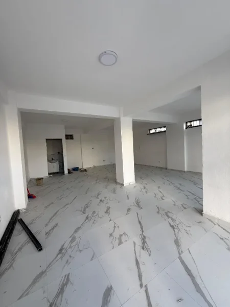 Durres, jepet me qera ambjent biznesi Kati 0, 500 € (Sigurimet Shoqerore)