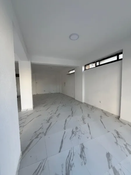 Durres, jepet me qera ambjent biznesi Kati 0, 500 € (Sigurimet Shoqerore)