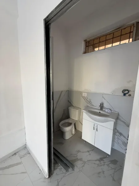 Durres, jepet me qera ambjent biznesi Kati 0, 500 € (Sigurimet Shoqerore)