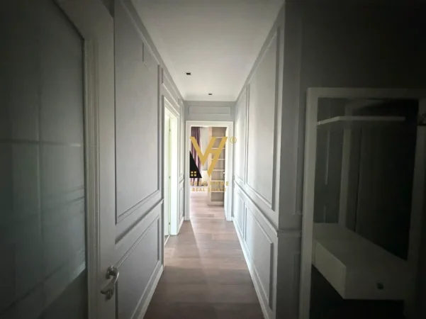 Tirane, jepet me qera apartament 2+1+Ballkon Kati 8, 148 m² 2.200 € (AMBASADOR 3)