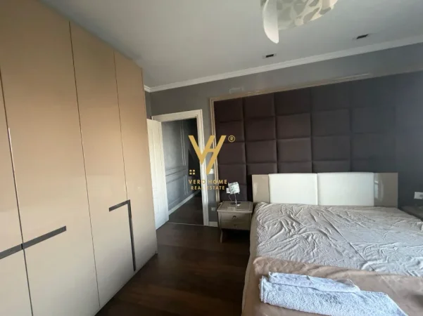 Tirane, jepet me qera apartament 2+1+Ballkon Kati 8, 148 m² 2.200 € (AMBASADOR 3)