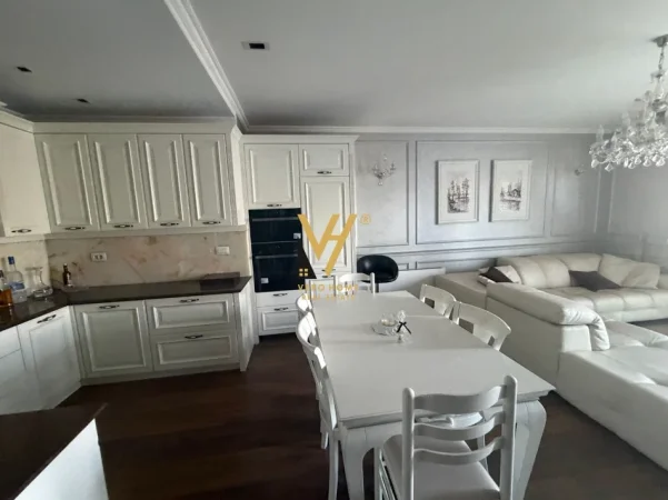 Tirane, jepet me qera apartament 2+1+Ballkon Kati 8, 148 m² 2.200 € (AMBASADOR 3)