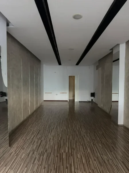 Tirane, jepet me qera dyqan Kati 0, 54 m² 1.300 € (KARBURANT KASTRATI)