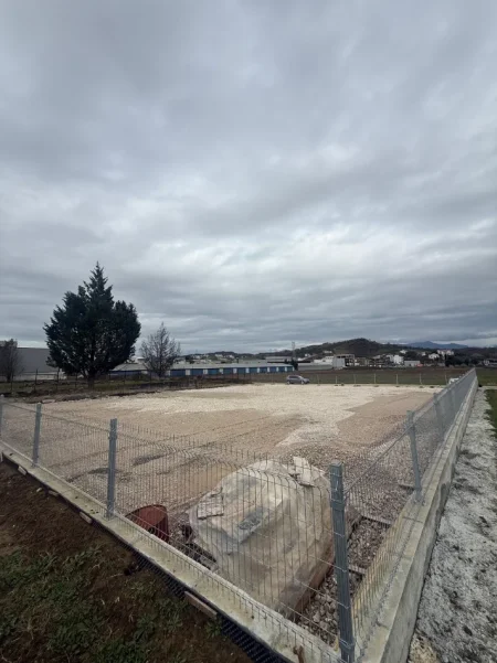 Tirane, jepet me qera toke , 1.000 m² (300M2 LARG AUTOSTRADES TR DR)
