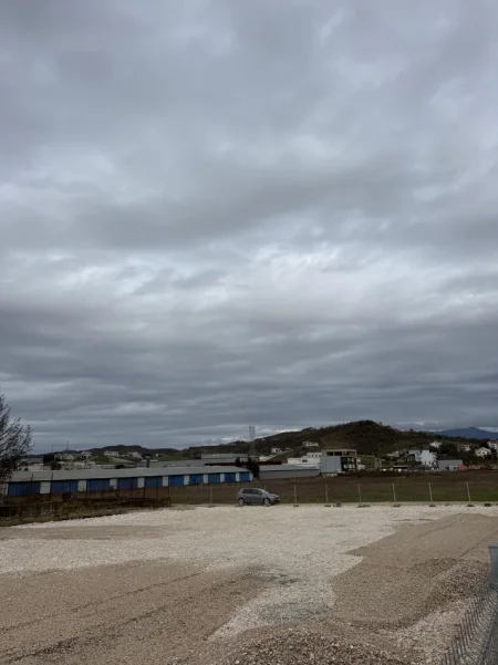 Tirane, jepet me qera toke , 1.000 m² (300M2 LARG AUTOSTRADES TR DR)