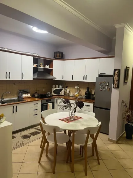 Tirane, jepet me qera apartament 2+1 Kati 5, 110 m² 750 € (RRUGA E KAVAJES)