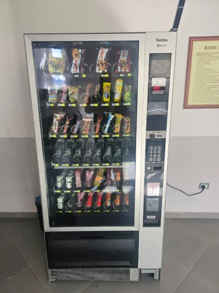 Durres, shes Shiten makineta automatike Vending Machine për kafe, snack Kontakt: +355 69 238 7400