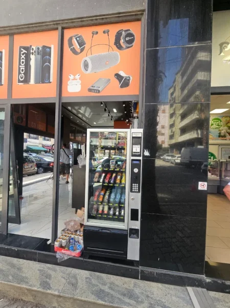 Durres, shes Shiten makineta automatike Vending Machine për kafe, snack Kontakt: +355 69 238 7400