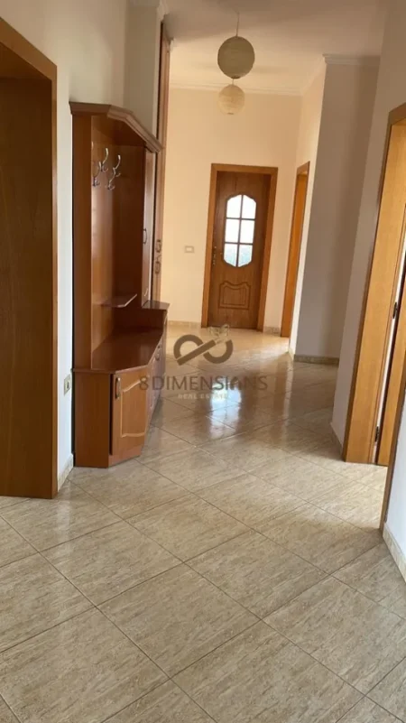 Tirane, jepet me qera apartament 3+1+Ballkon Kati 3, 130 m² 440 € (kinostudio)