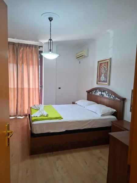 Tirane, jepet me qera Apartament 2+1+Ballkon Kati 8, 145 m², 1000 € tek Sheshi WILSON,Tirane.