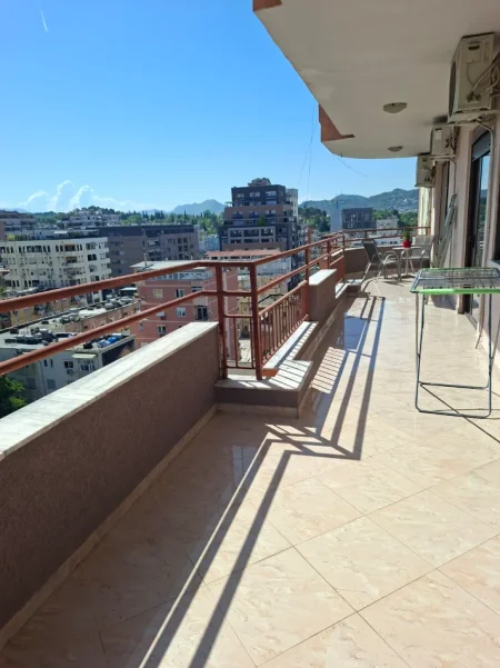 Tirane, jepet me qera Apartament 2+1+Ballkon Kati 8, 145 m², 1000 € tek Sheshi WILSON,Tirane.