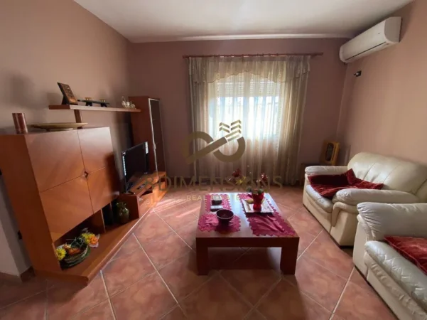 Tirane, jepet me qera apartament 2+1 Kati 5, 115 m² 550 € (ali demi)