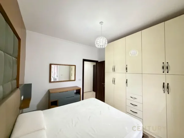 Tirane, jepet me qera apartament 2+1+Ballkon Kati 4, 100 m² 650 € (Liqeni i thate)