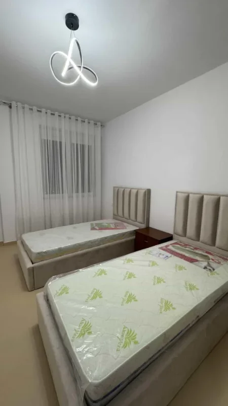 Tirane, jepet me qera apartament 2+1+Ballkon , 101 m² 700 € (Rruga e Kavajës, pranë Report TV)