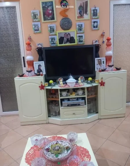 Tirane, jepet me qera apartament 1+1 Kati 4, 48 m² 520 € (shallvaret)