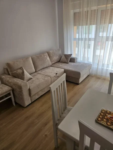 Tirane, jepet me qera apartament 1+1 Kati 5, 50 m² 400 € (ALI DEMI)
