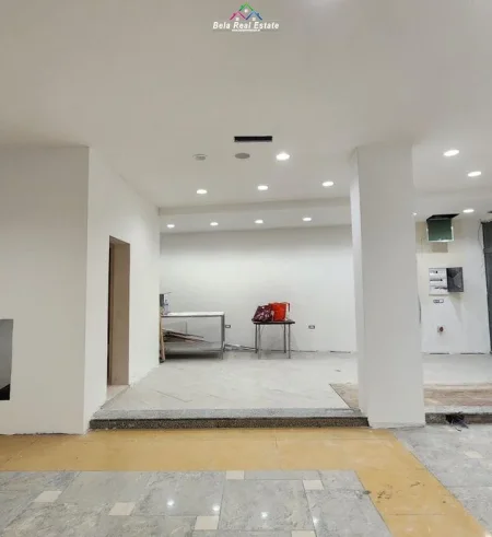 Tirane, jepet me qera dyqan Kati 1, 150 m² 1.500 € (qender)
