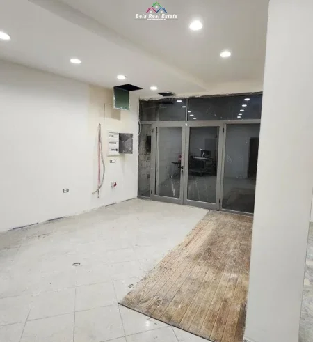 Tirane, jepet me qera dyqan Kati 1, 150 m² 1.500 € (qender)