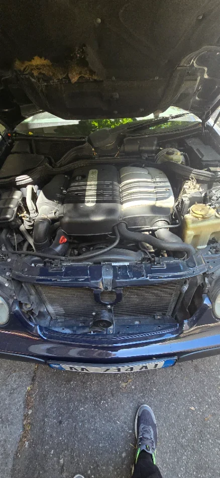 Tirane, shitet makine Shitet EClass 200 viti 2001. Nafte, blu automatik Kondicioner 350.000 km 1.900 €